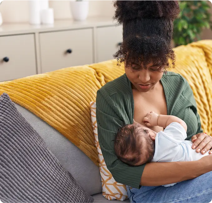 Femme allaitant sur un canapé