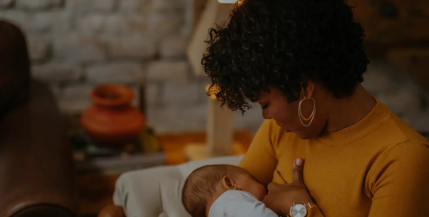 Femme allaitant un enfant sur un canapé